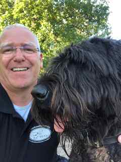Een foto van Bart Nieuwenhuis met Nero zijn hond.